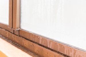 窓の結露によるカーテンへの影響と対策