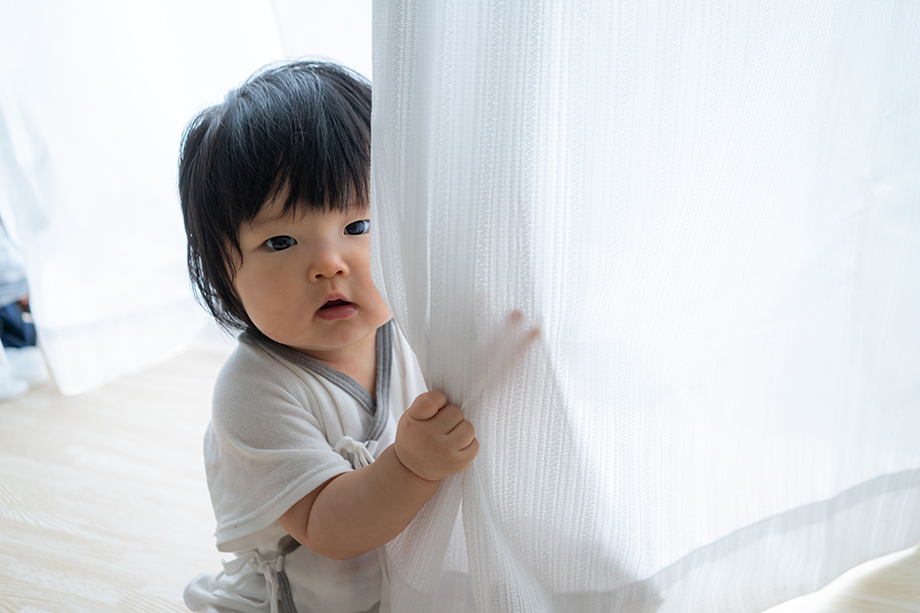 赤ちゃんの部屋にぴったりなカーテンの選び方は？カーテンへのいたずら対策まであわせて紹介