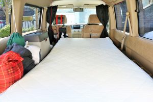 車内泊にぴったりのカーテンとは？選び方や取り付け方、注意点を解説。