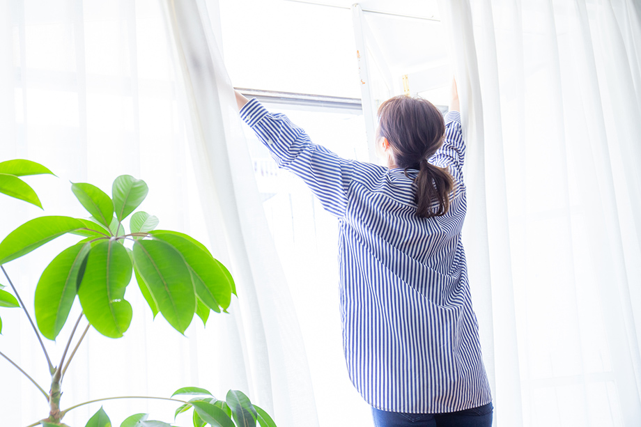 夏の暑さ対策にはカーテンが効果的！ 機能付きカーテンの種類や