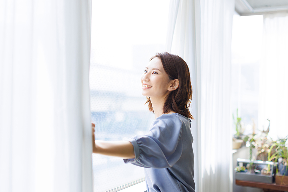 カーテンで広い空間を演出しよう！ 部屋が広く見えるカーテンの