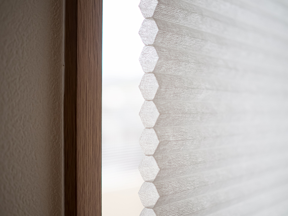 ハニカムスクリーンの優れた断熱効果を解説！ カーテンやブラインドと
