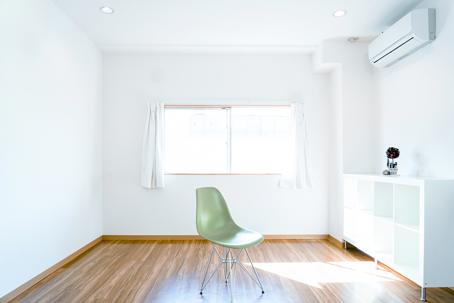 一人暮らしの帰省時にカーテンは開ける?閉める?