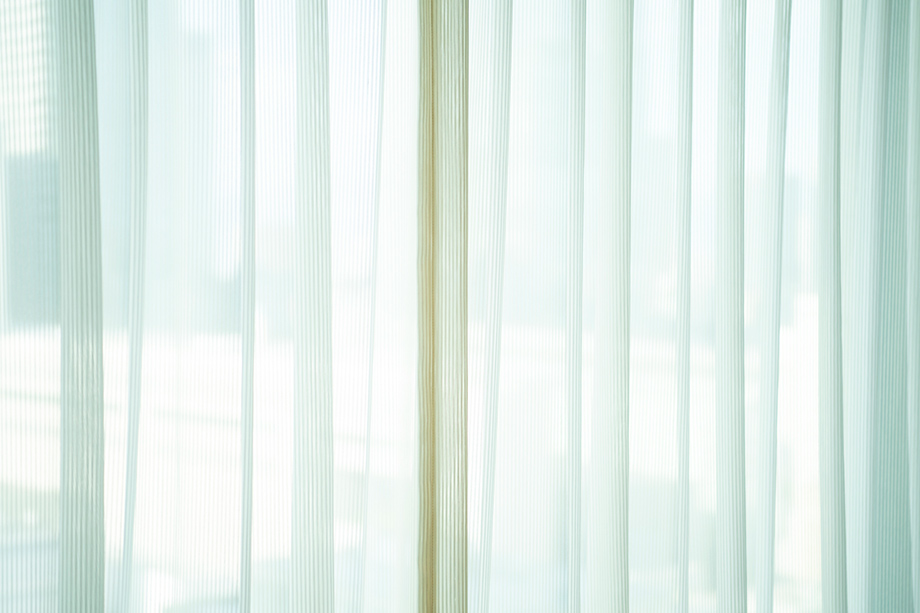 おしゃれな窓辺を演出する「フロントレースカーテン」とは？　メリットや選び方・コーディネート例まで徹底解説！