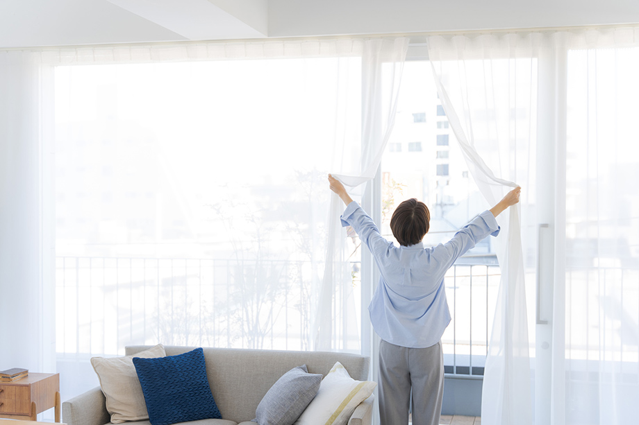 レースカーテンがはみ出る・長い・短いを解決！　サイズの測り方、調節方法などを紹介