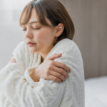 ブラインドは冬に寒い？　原因と対策、カーテンとの併用方法を徹底解説