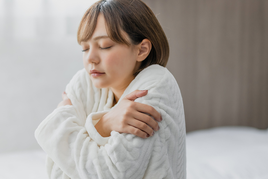 ブラインドは冬に寒い? 原因と対策、カーテンとの併用方法を徹底解説