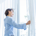 カーテンとブラインドはどっちが安い？相場・メリット・デメリットを解説！