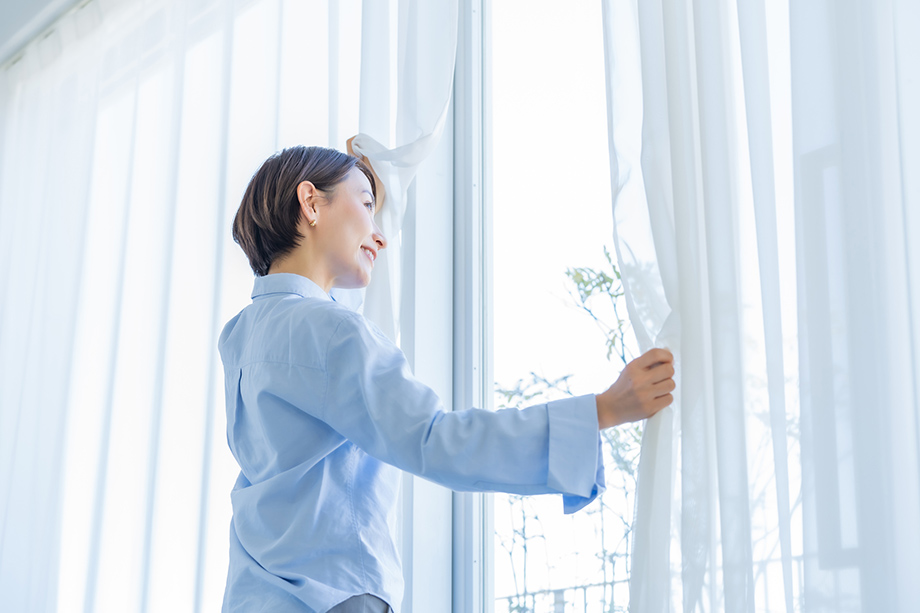 カーテンとブラインドはどっちが安い?相場・メリット・デメリットを解説!