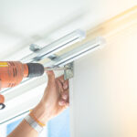 カーテンレールが壊れたら？　簡単な修理方法、業者へ依頼するべきケースも解説