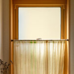 トイレの小窓や棚を隠したいときはカーテンを！　目隠しにぴったりのカーテンをご紹介