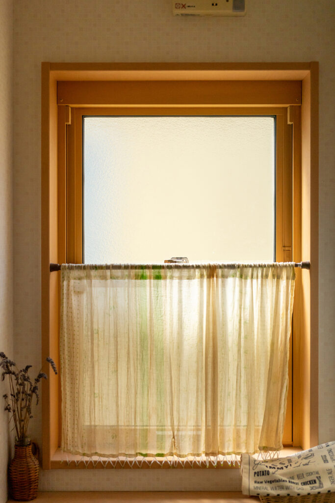 トイレの小窓や棚を隠したいときはカーテンを！　目隠しにぴったりのカーテンをご紹介