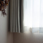 腰高窓に合うカーテンでおしゃれな部屋を演出！　よくある失敗や取り付け方のコツとは？