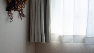 腰高窓に合うカーテンでおしゃれな部屋を演出！ よくある失敗や