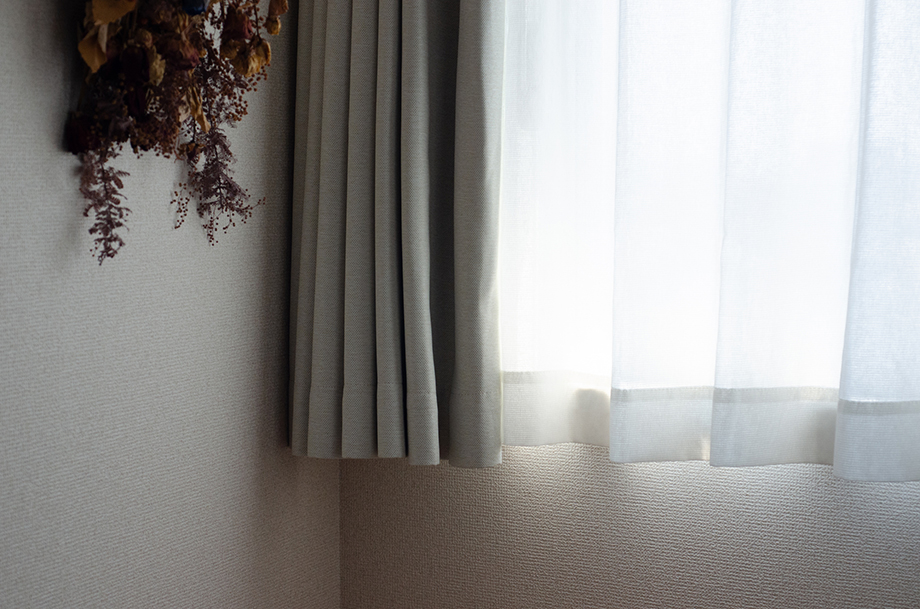 腰高窓に合うカーテンでおしゃれな部屋を演出！　よくある失敗や取り付け方のコツとは？