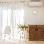 カーテンレールとエアコンの干渉問題について解説　対処法や設置前の注意点とは？