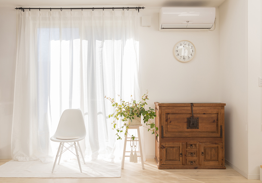 カーテンレールとエアコンの干渉問題について解説　対処法や設置前の注意点とは？