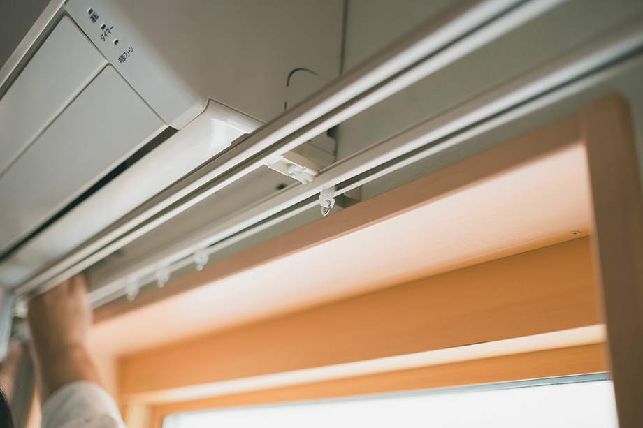 エアコンの下にカーテンレールを取り付ける場合
