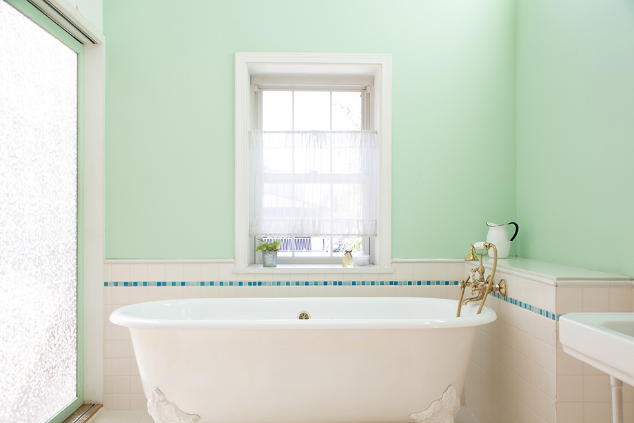 浴室の窓におすすめの目隠しカーテンは？　耐水性や防カビなど気になるポイントを解説