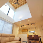 吹き抜け窓に合うカーテンの種類は？　おすすめや選ぶ際の注意点などを解説！