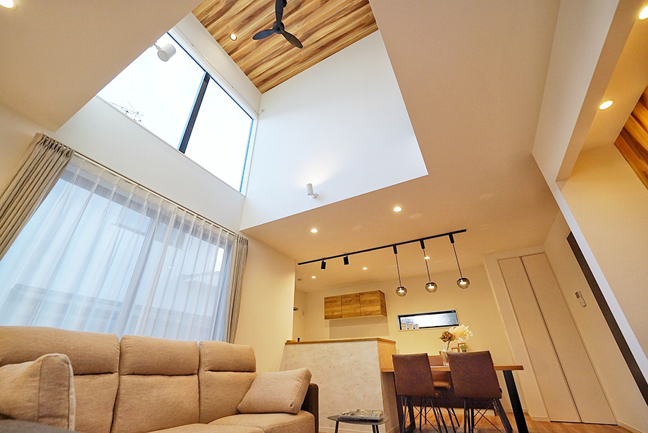 吹き抜け窓に合うカーテンの種類は？　おすすめや選ぶ際の注意点などを解説！