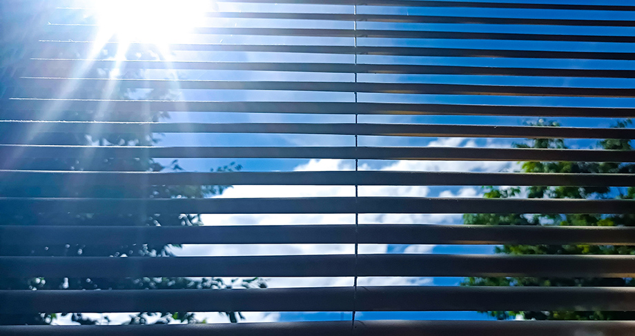 吹き抜け窓にカーテンを付けるメリット