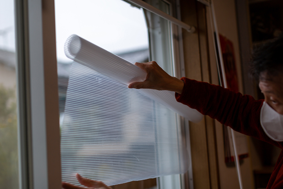 窓に断熱シートを貼り付けると得られる効果