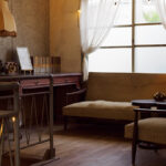 ヴィンテージな部屋を実現するカーテンとは？　色や素材、スタイル別の選び方やおすすめの商品も紹介