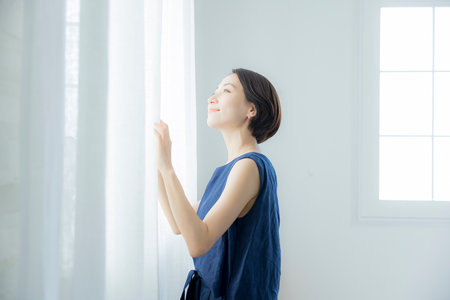 夏の暑さ対策はカーテンで解決！　効果を高める使い方や選び方を徹底解説