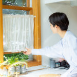 キッチンにカフェカーテンを取り付けるには？　場所別の選び方とサイズの測り方